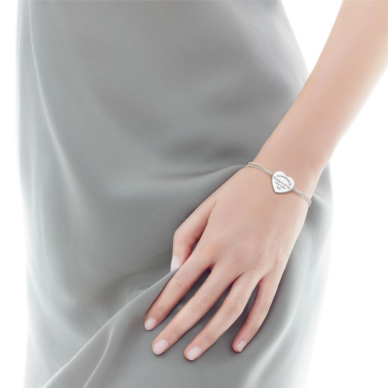 Bracelet Plaque Cœur Return to Tiffany™_model,shot,1